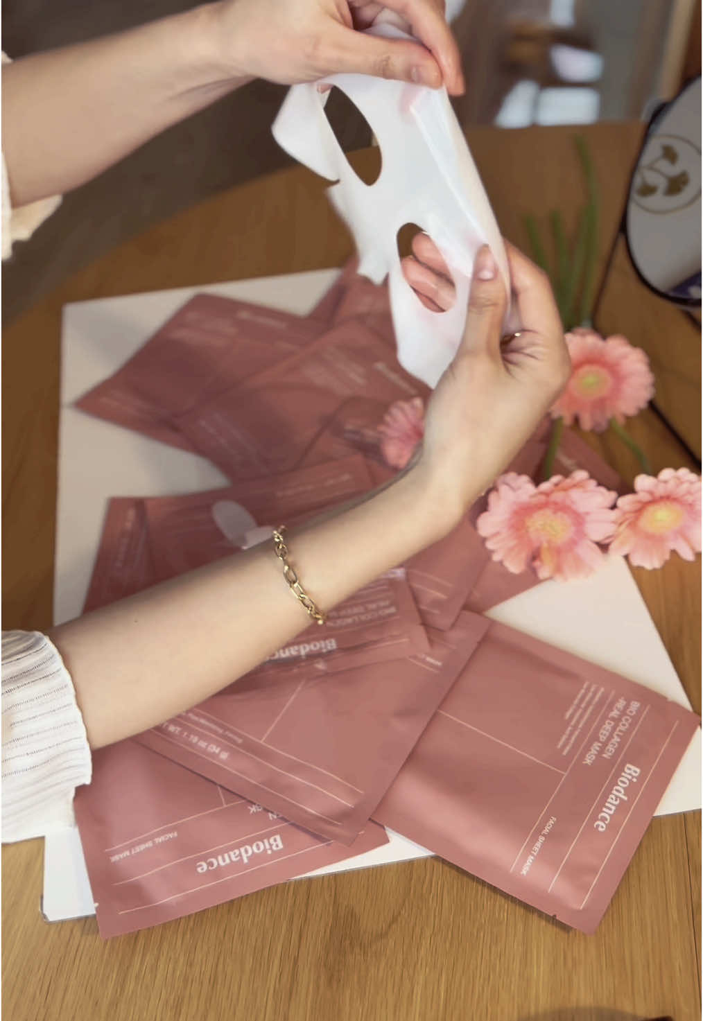 Glass Skin als Maske? Diese virale Maske sorgt für echten Glow – ganz ohne Filter! Die Biodance Bio-Collagen Real Deep Mask wird über Nacht oder für 2-3 Std getragen, wird durchsichtig und lässt sich einfach abziehen. Das Ergebnis? Pralle, hydratisierte Haut mit Glow-Effekt – dank niedrigmolekularem Kollagen, Hyaluronsäure & Niacinamid. Wir packen sie aus und zeigen dir, wie sie aussieht – du kannst sie direkt im TikTok Shop testen! Produkt ist markiert – gönn dir deinen Overnight-Glow! #skincare #biodance #collagen #beauty #kbeauty #GlowUp #glowelements  #tiktokshopdeutschland 