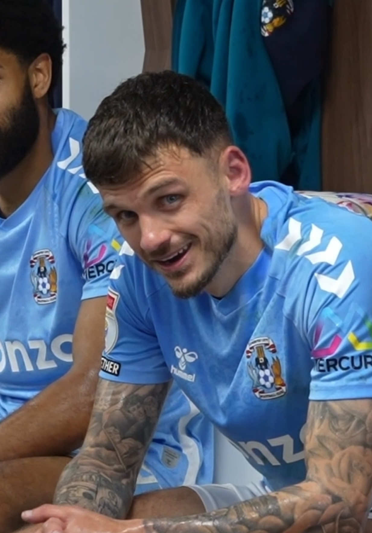 The scenes in the dressing room after last night’s winner. 🫂