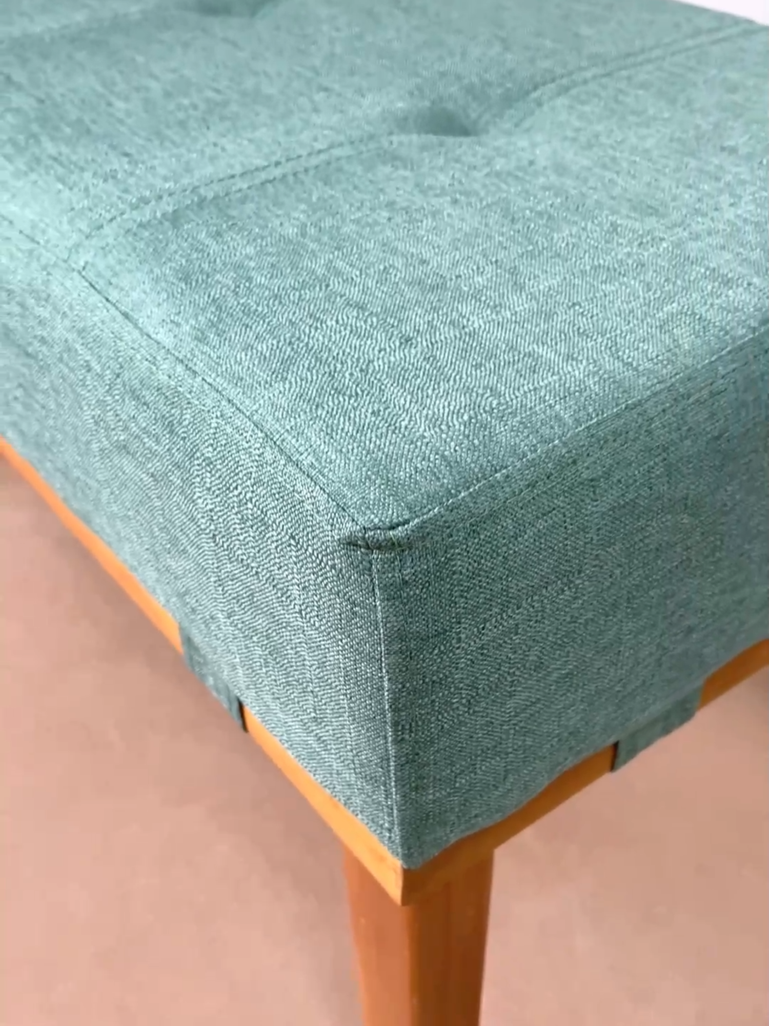 Apresentamos o Puff Mini Recamier da Sanna Decor! 💚✨ Compacto, elegante e super funcional, ele chega para dar um toque de sofisticação ao seu ambiente. Com revestimento em linho verde, ele combina charme e conforto na medida certa. Perfeito para complementar sua decoração com estilo! 😍🛋️ #SannaDecor #Decoração #PuffRecamier #Estilo #conforto