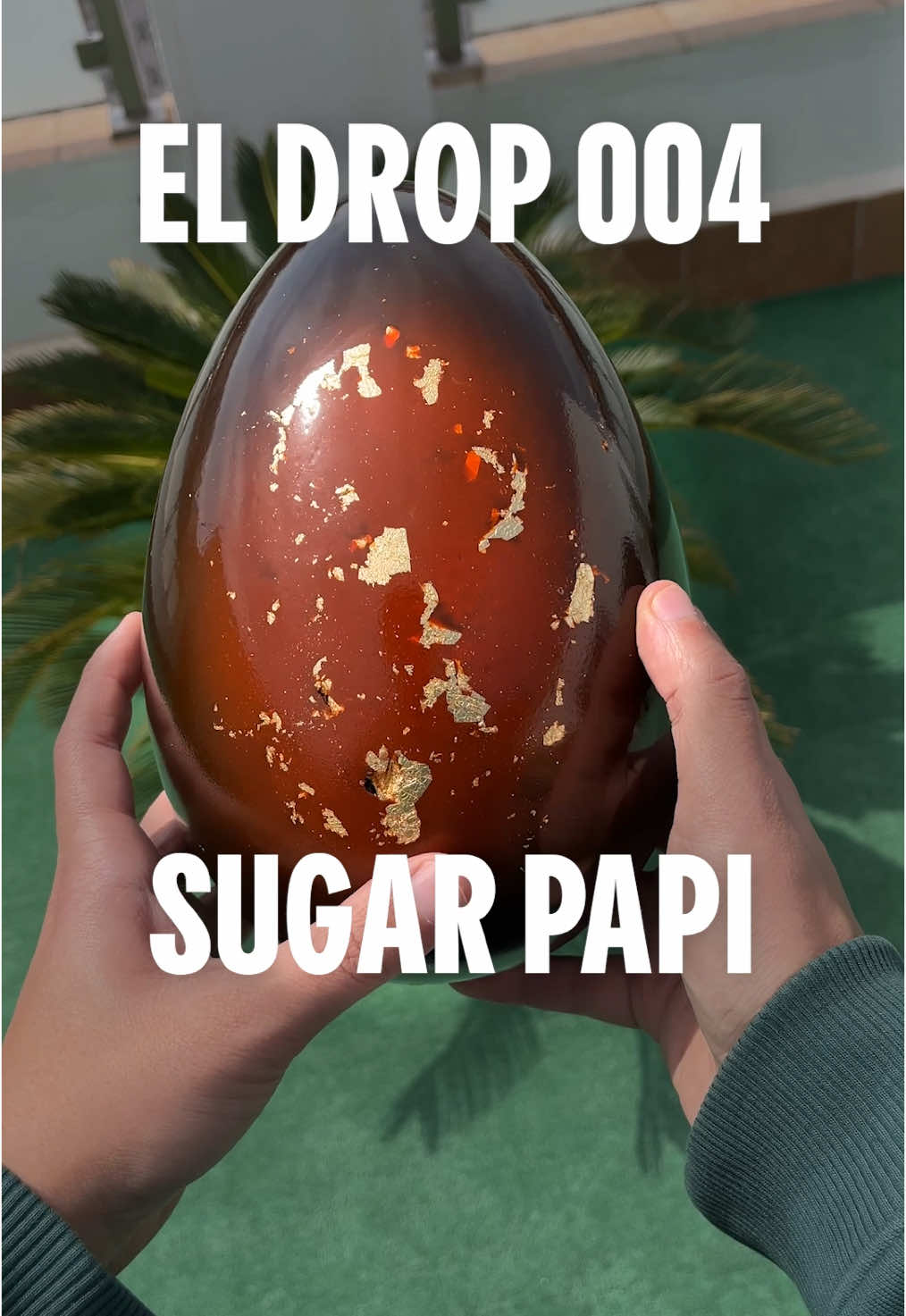 Hacer un Huevo de 700g de Chocolate y Avellana nos parecía una tarea demasiado simple 😋 Así que lo hemos rellenado con 22 creaciones inéditas creadas deliberadamente para este DROP 🤯