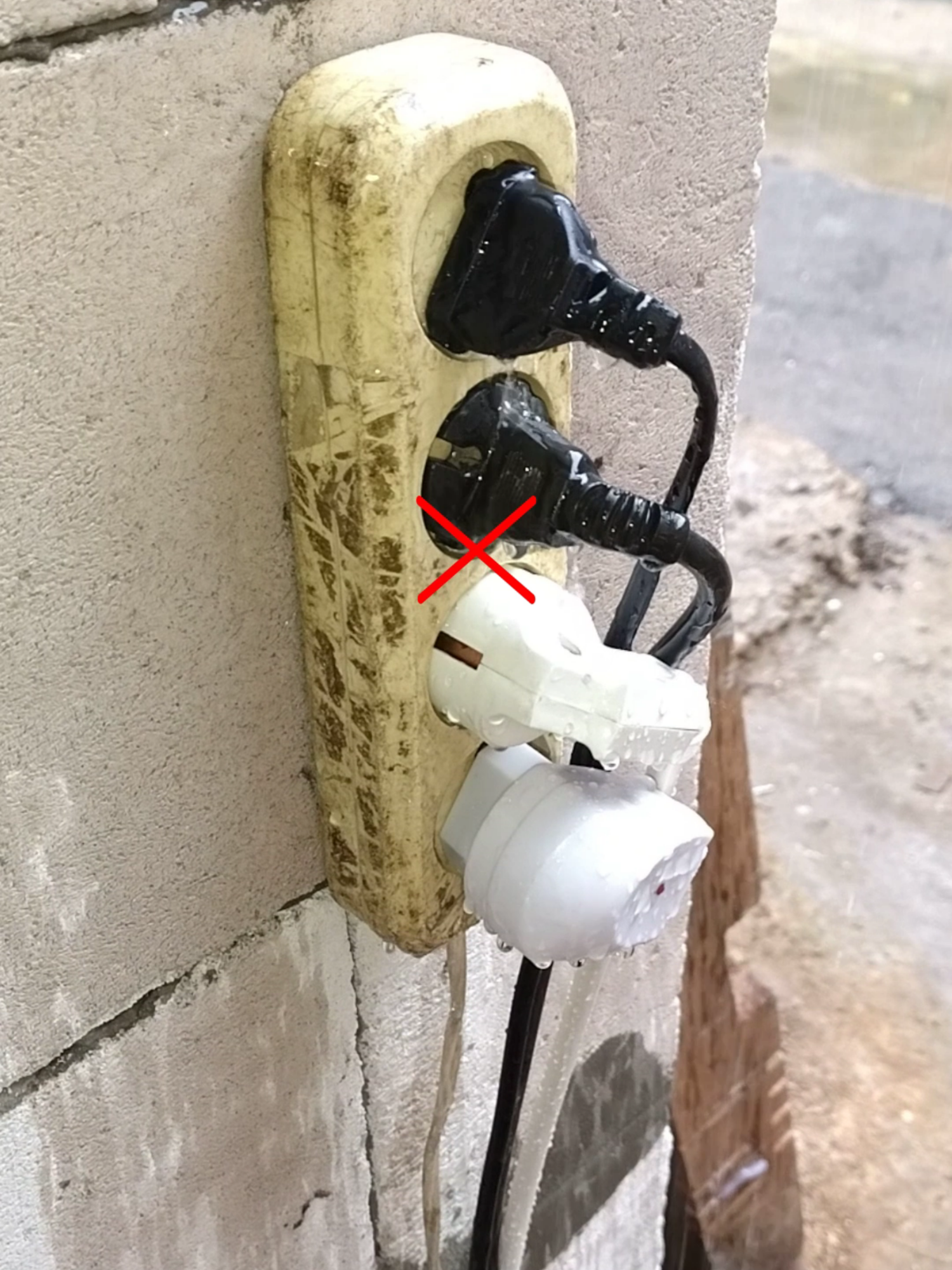 Useful tips and tricks for home. Secret way to protect outdoor socket from rain. Easy and useful diy. Easy hacks to do at home #DIY #tips #tricks #socket #homehacks #howto#howtomake #lifehacks