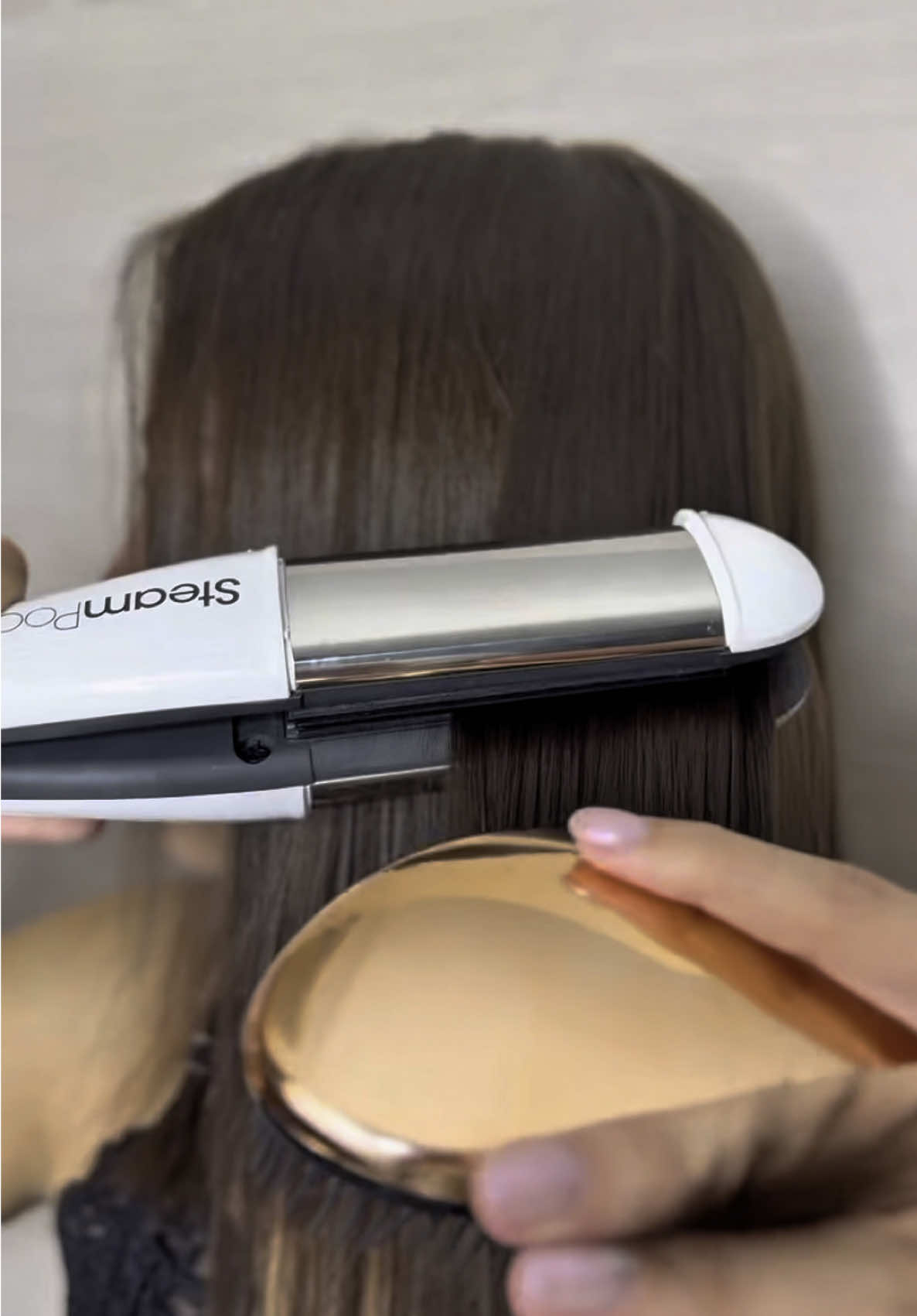 #reklám Az új termékcsalád, amit tesztelek, az a @L’Oréal Professionnel Vitamino Color Spectrum. Ennek a termékcsaládnak az egyik legfontosabb előnye a fény fokozása, ami hővel együtt alkalmazva igazán látványos, ahogy az én hajamon is láthatjátok😊, ezért használjátok a SteamPodotokkal együtt, hogy maximalizálhassátok a termékek erejét 😊Tudom, hogy sokan küzdötök a fakó hajjal, higgyétek el, hogy ez a termék tökéletes lesz nektek! Sokkal puhább és fényesebb tőle a hajam! Én már most imádom😍🛀🏼#VCSGlassHair #VitaminoColorSpectrum #GlassHair #LorealPro