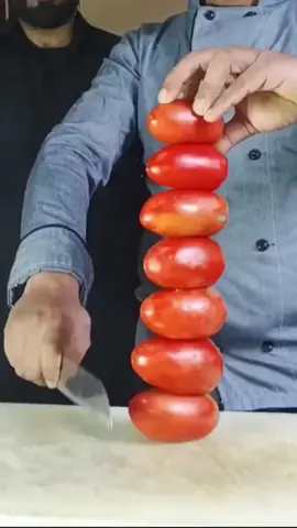 ELE CORTA 10 TOMATES EM PÉ SEM ERRAR UMA VEZ! 🔪🍅 IMPRESSIONANTE!