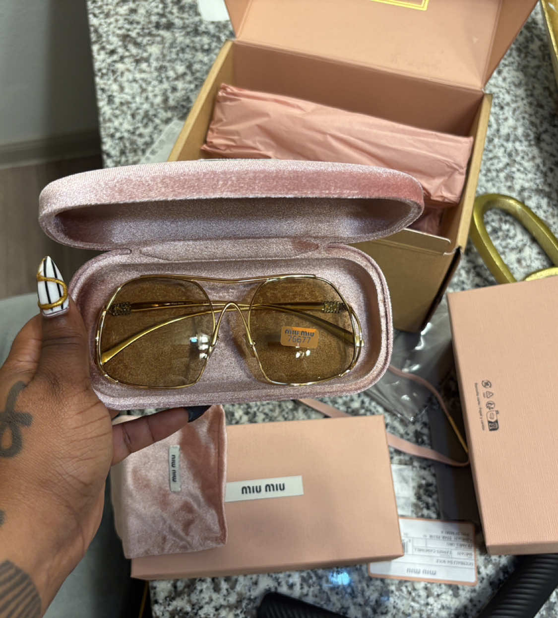 Couldn’t find a review or unboxing anywhere for these #MiuMiu #sunglasses #unboxing #ombresunglasses #2025 #hohemisteadm7 #hohemediting glasses so here you go 😘