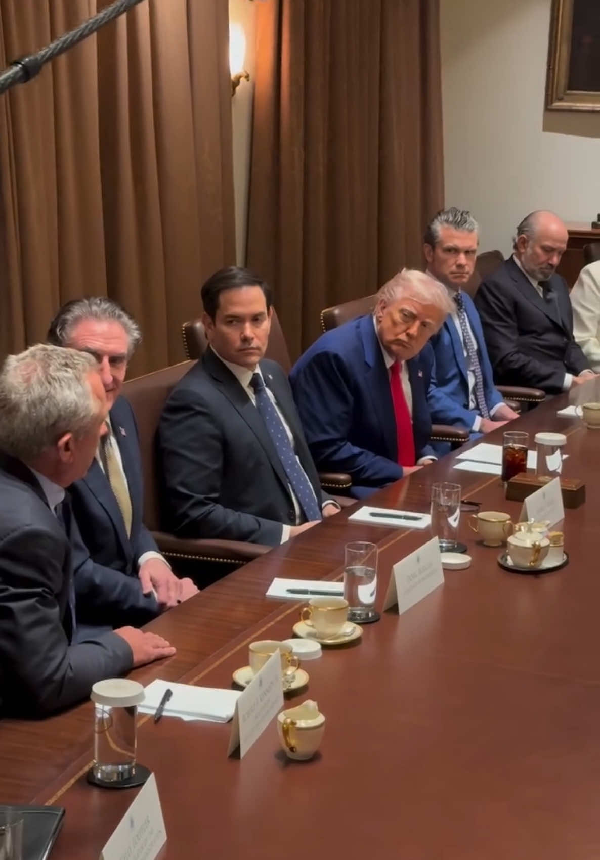 BREAKING: President Donald J Trump with his Cabinet Secretaries this afternoon at a Cabinet Meeting at The White House! @potus @realdonaldtrump @teamtrump @trumpwarroom @whitehouse @karolineleavitt 📸: @jabinbotsford 🇺🇸🇺🇸🇺🇸🇺🇸🇺🇸🇺🇸