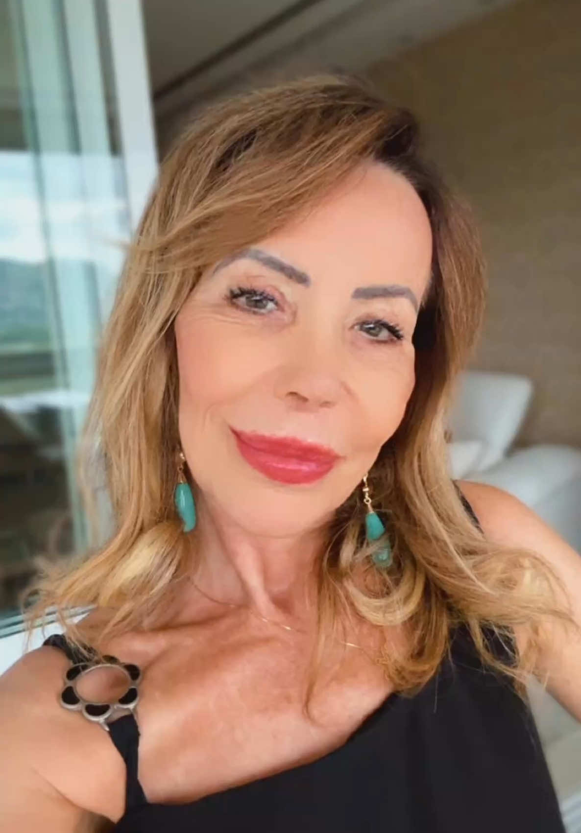 Hoje foi meu dia de criar conteúdos lindos e deixar a criatividade fluir! ✨📸  . . . #produzirconteudo #maturidade #autoestima #feliz 