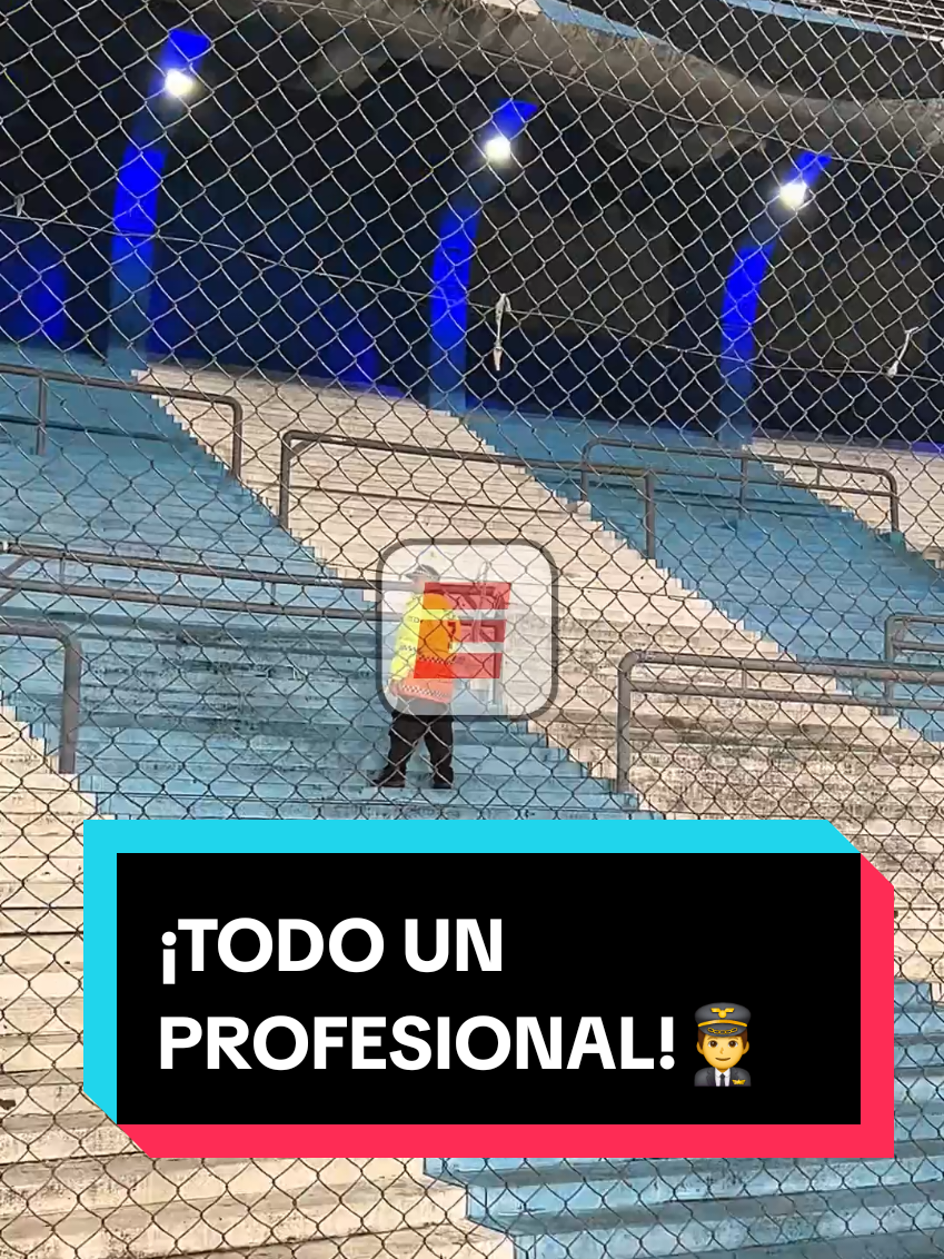 ¡ÉL MANTUVO SU PROFESIONALISMO! 👨‍✈️👏 Una particular escena en el #Cilindro de Avellaneda durante el partido de #Racing y #Bucaramanga que se juega sin público ▶️ Más 🏆 Conmebol #Libertadores en #DisneyPlus #TikTokDeportes #futbol #publico #profesional 