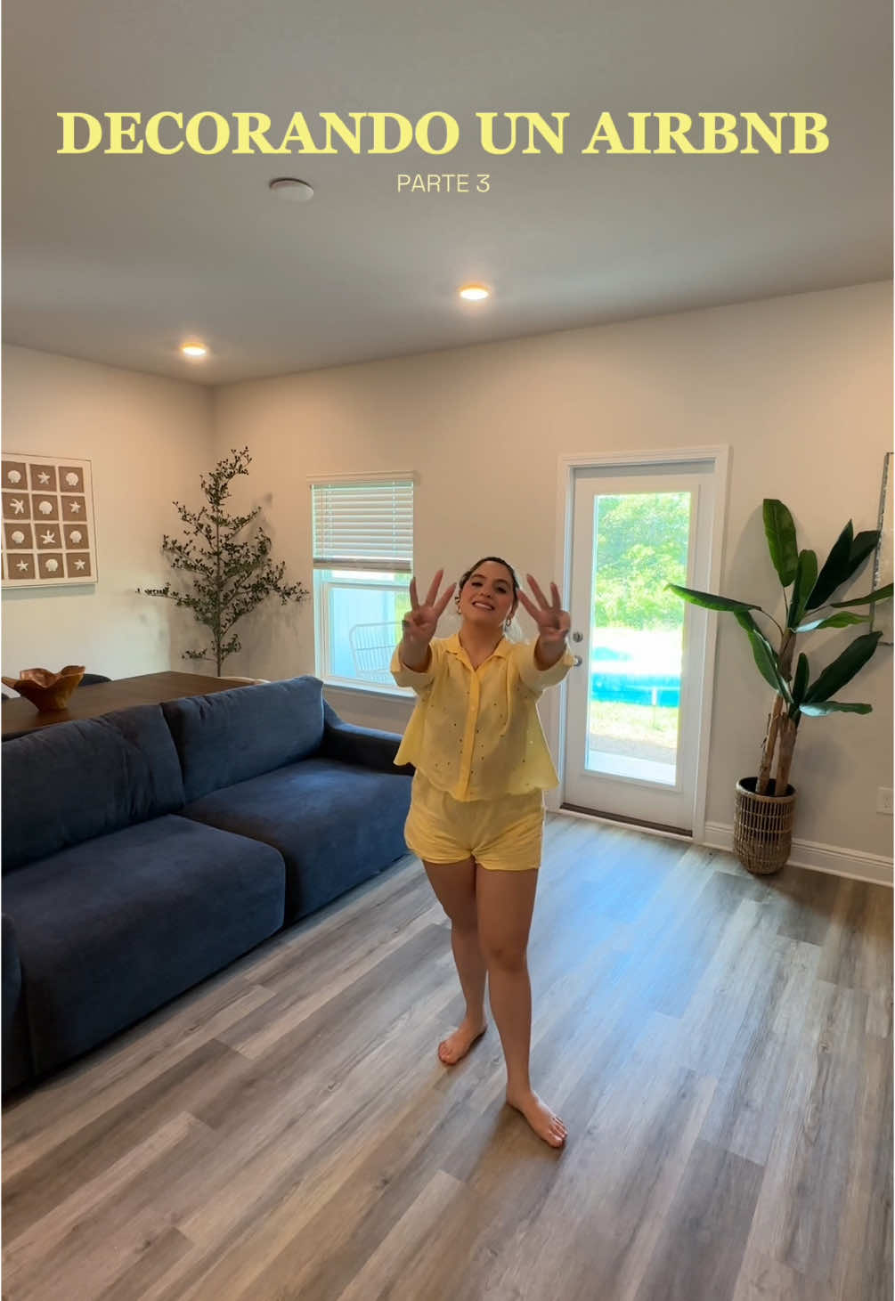 Así quedó la sala y woooow yo estoy enamorada del resultado 😍 🌴 les confieso que si estaba nerviosa pero todo quedó incluso mejor de como lo visualice en mi mente ✨ que les pareció a ustedes?  Mueble, alfombra, mesa de TV y coffee table @Amazon Home  Accent chair @target  Cuadros @AtHomeStores  Bench, espejo y objetos decorativos @HomeGoods  Lámpara y plantas @Temu  #airbnbdecor #homedecor #homeproyect #diyprojects #latinacontentcreator #latinaenusa #latinacreator #latinacreators #airbnblife #airbnbhost #airbnbdesign #panamacitybeach #pcbflorida #homedecorating #homediy #homeinspo #beachhome #beachhouse #amazonfinds #homegoodsfinds #targetstyle #targetfinds #amazonhome #amazondecor 