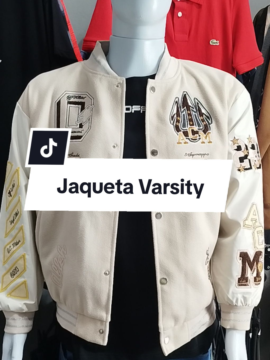 Quando streetwear e futebol se encontram nasce uma peça histórica.😎⚽🎽 Essa varsity da Off-White em collab com o AC Milan é mais que uma jaqueta — é atitude, estilo e autenticidade em cada detalhe. Exclusiva, pesada e cheia de personalidade. Pra quem sabe que vestir bem é questão de identidade. Só quem sabe, sabe.#OffWhite  #ACMilan  #OffWhiteMilan  #VarsityJacket  #StreetwearStyle  #ModaMasculina  #StreetwearBrasil  #LookMasculino  #GrifeAcessível  #FlyHighStyle  #SóQuemSabeSabe  #FashionCollab  #EstiloComIdentidade  #RoupasDeGrife 
