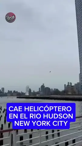 🇺🇸 #NEWYORK tragedia, Captan el momento en que un helicóptero se parte en dos y cae al río #Hudson. Se reporta que iban seis personas a bordo y todas habrían fallecido.  🙏 #helicopter  #hudson #newyork #accident #fuerza #ny 