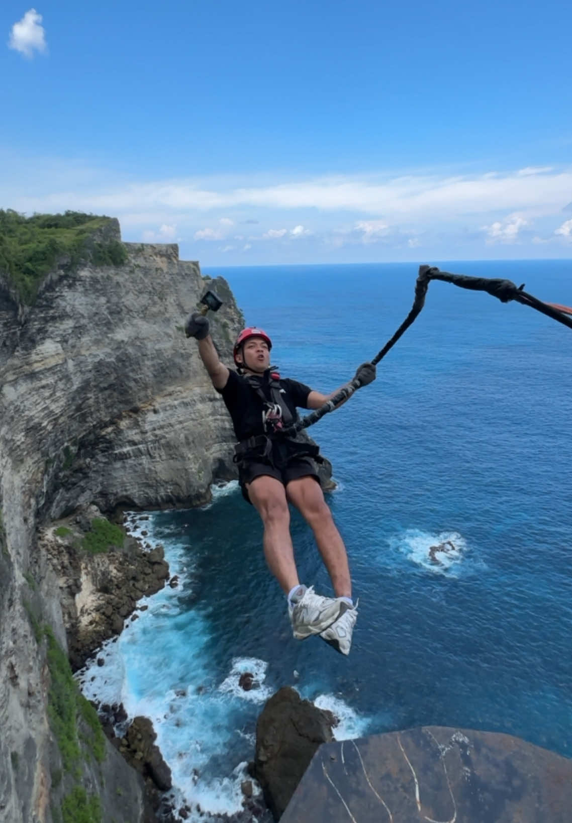 Highest Bungee Jumping in Southeast Asia 130 meters at Nusa Penida Cliff.  Bungee jumping tertinggi di Asia Tenggara ada di Nusa Penida dengan ketinggian 130M 