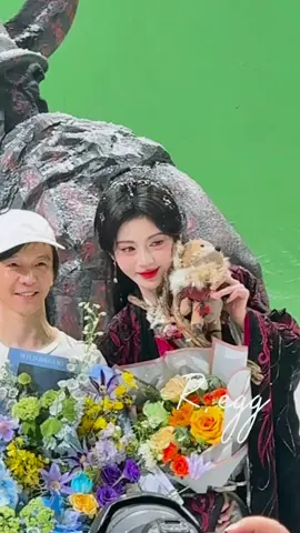 Thực ra họ cũng không nỡ phải không?? Họ thực sự yêu quý nhau 😭😭#xuhuongtiktok #nguyetlanyky #月鳞绮纪 #cuctinhy_jujingyi_鞠婧祎 #lovuy #cúctịnhy #jujingyi #cuctinhyjujingyi #cúctinhy #diachau 
