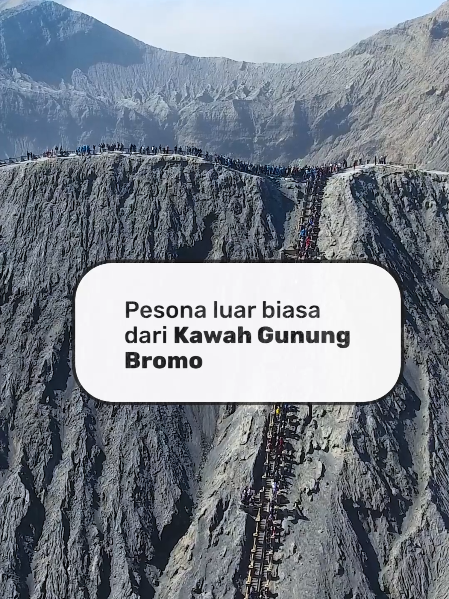Kawah Bromo memang punya pesona yang luar biasa. Suasana di sana tuh kayak perpaduan antara keindahan alam dan kekuatan alam yang bikin merinding. Apalagi waktu matahari terbit, saat langit mulai berwarna oranye keemasan dan kabut tipis menyelimuti lautan pasir—benar-benar magis #wonderfulindonesia #fypviral #fypviralシ #bromo #bromotenggersemeru #kawahbromo