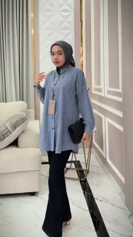 Kelihatan rapi itu nggak harus selalu formal, lho! Blouse salur ini punya look kasual yang tetap keliatan formal. Cutting-nya pas, bahannya adem, dan motif garisnya bikin tubuh keliatan lebih jenjang. Cocok buat ngantor santai atau hangout bareng temen. #zalfaoutfit #fyp #blouse #blousewanita #blousecantik 