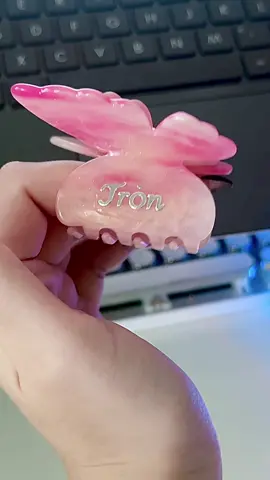 Mấy bà chán dạng kẹp thông thường thì thử kẹp xà cừ hình bướm nhen. Vừa lạ vừa xinh, còn đổi màu khi ra nắng nữa á #nhahama #trending #custom #quatang 