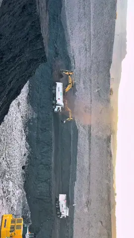 Lebih baik melangkah daripada berdiam diri,lebih baik mencoba daripada takut gagal akhirnya, tak ada yg tau jalan nya sebelum kita mencoba nya,jangan takut gagal,karena dari kegagalan itu kita belajar di mana letak kekurangan yg harus kita perbaiki. 👷🧠🫀❤️‍🔥 #fyp #foryou #trending #masukberandafyp #fypシ #berandatiktok #vibestambang #tambanghitz #tambangbatubara #storytambang #batubara #batubarakalimantan #pekerjatambang #tambang #tambangbatubarakalimantan #tambangkalimantan #kalimantan #alatberat #komatsu #sopirtruck #sopirtrukpunyacerita 