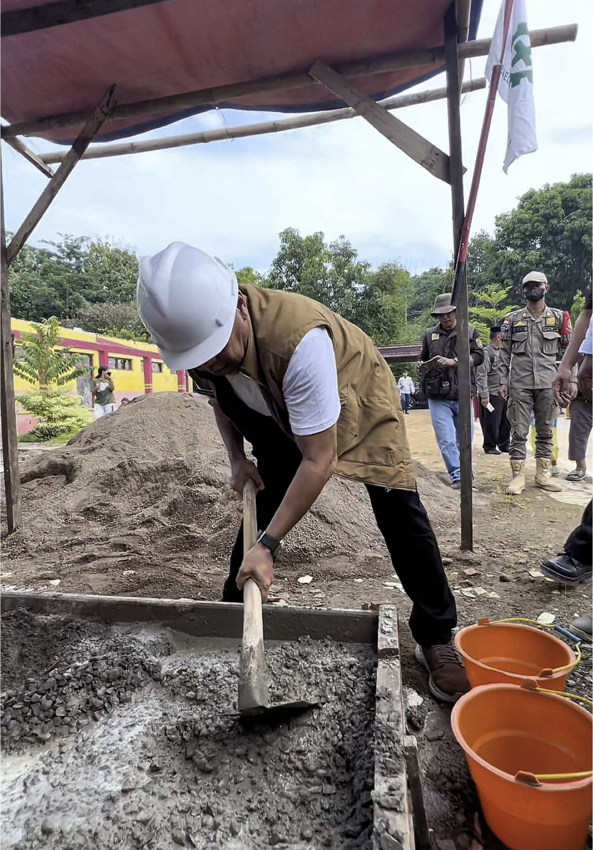 Ketika ruang kelas terbakar, semangat belajar jangan sampai padam. Hari ini, lewat program 100 hari kerja GERCEP (Gerakan Responsif Cepat Tanggap), kami mulai rehabilitasi SDN 3 Bongas Kulon yang sebelumnya tertimpa musibah. Pemerintah hadir, memastikan anak-anak kita bisa kembali belajar di ruang kelas yang aman dan nyaman. Pendidikan adalah kunci masa depan, dan kita tidak boleh biarkan satu musibah pun menghalangi langkah anak-anak kita menuju cita-cita. Kami tidak berjalan sendiri. Terima kasih kepada seluruh masyarakat, komite sekolah, orang tua murid, juga PT. Astra Infra Tol Road Cipali dan Penerbit Erlangga yang ikut gotong royong membangun kembali harapan. Target 29 hari, kita kebut bersama! Inilah Majalengka yang langkung SAE, bergerak cepat demi rakyat, untuk masa depan yang lebih cerah. #emansuherman #majalengka