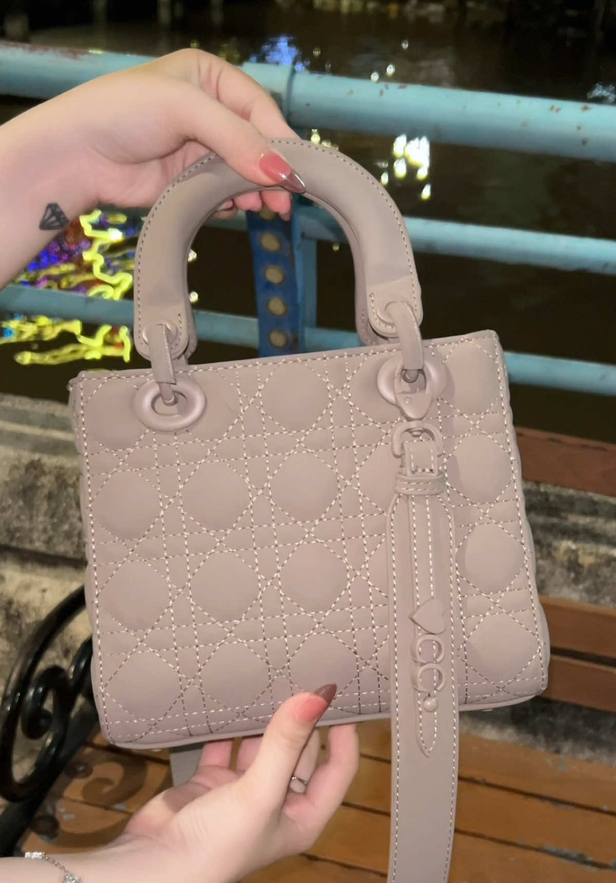 Túi xách hàng QC chất da xịn xò luôn mấy bà 👜👜#mocmoc #tuixach #tuixachnu #tuixachquangchau #videoxuhuong #xuhuong2025 