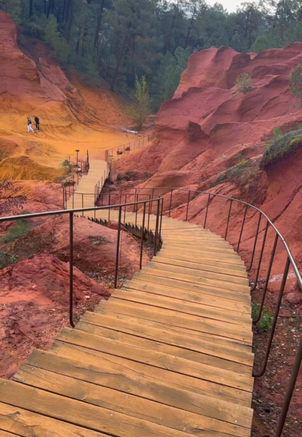 Le sentier des Ocres  Roussillon France 🇫🇷 ***************** Le parking des ocres se situe à quelques mètres de l’entrée du Sentier des Ocres (payant 4€ la journée) Marseille : 1h30 Aix-en-Provence : 1h Avignon : 1h  ‼️⚠️Janvier: Site fermé pour entretien et maintenance ⚠️‼️ Tarifs: Individuel: 3,50 € /pers. Groupe: 2,50 € / pers. (minimum de 15 pers.) Gratuité: Personnes handicapées + accompagnateur (accès sur 50 m) Chauffeur et accompagnateur  Enfant -10ans Les chiens, tenus en laisse, sont acceptés  Partez à la découverte du Sentier des Ocres au départ du village de Roussillon grâce aux deux parcours de 30mn et 50mn proposés dans le site ♻️Merci de respecter ce lieu, les déchets 🚮  ***************** #lesentierdesocres #ocres #sentier  #roussillon #provence #sud #france #couleur #ocre #colorado #rouge #jaune #randonnée #balade #marche #famille #lieuxinsolites #vaucluse