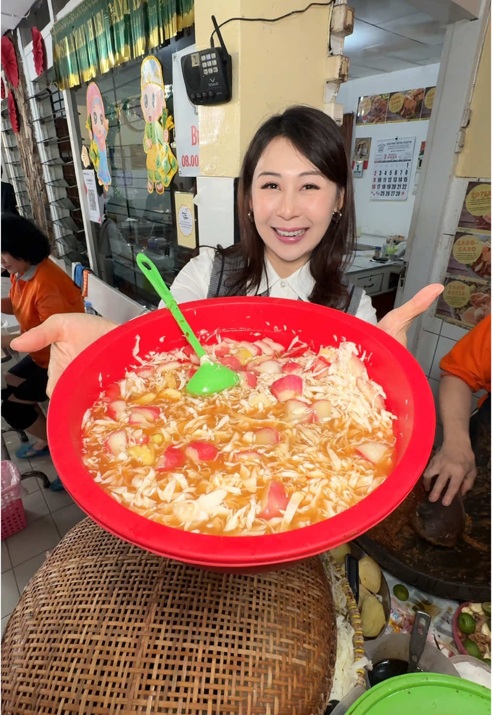 Rujak Banci …. Lucu juga yah …  #sibungbung #mukbang #reviewmakanan #kulinerviral  