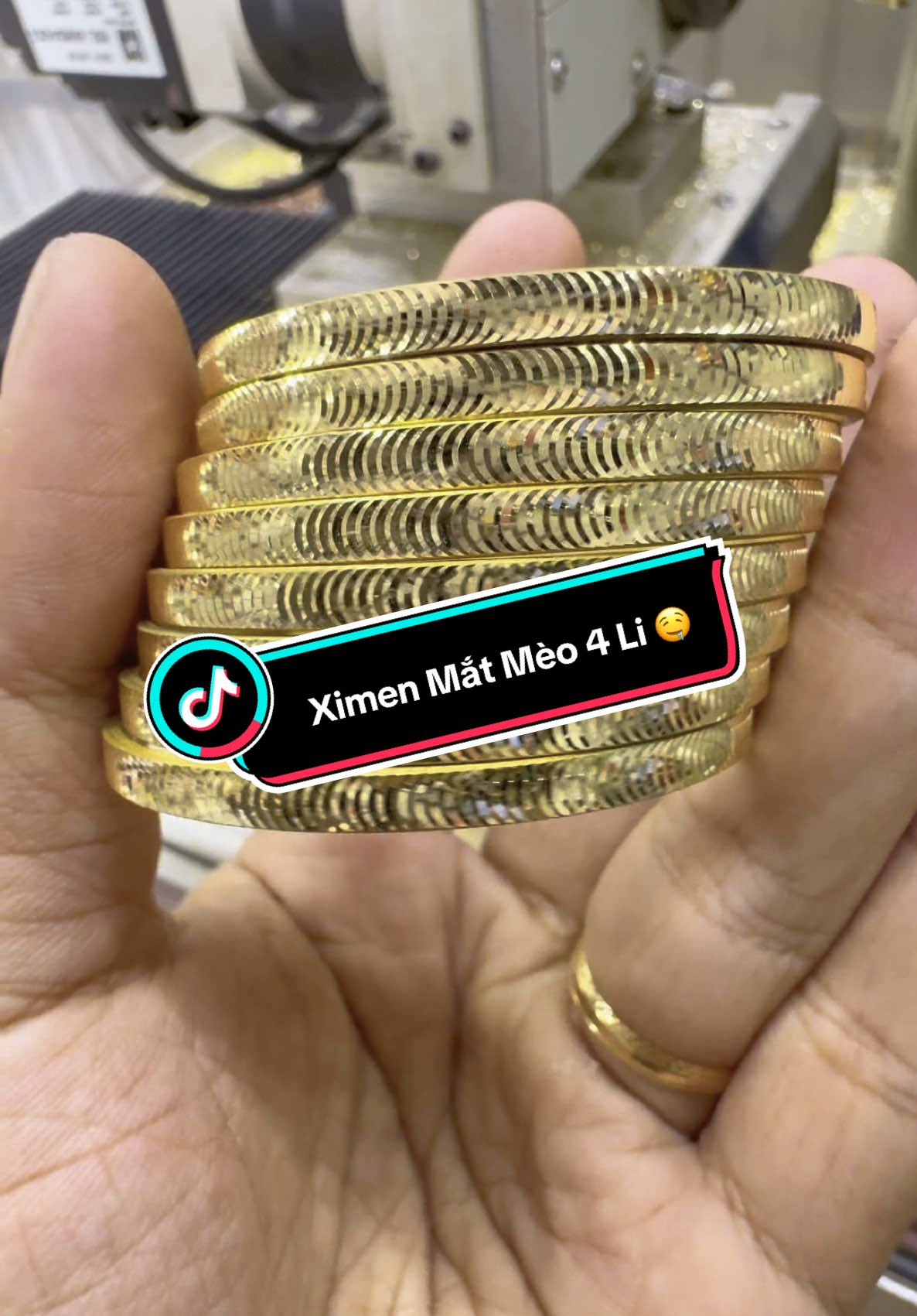 Quy trình chạm máy Ximen Mắt Mèo 4Li Xịn Sò con bò luôn ạ. Siu phẩm 100b chưa đầy 24h hết sạch ạ. Em đang tăng cường tiếp tục sản xuất nhanh phục vụ các tình yêu đây ạ. Vòng chưa Mạ vàng mà đã sáng quá chừng ròi thành phẩm còn xịn hơn nửa ạ. Các tình yêu xem trực tiếp mẫu này trên các phiên live của em nhé.💞