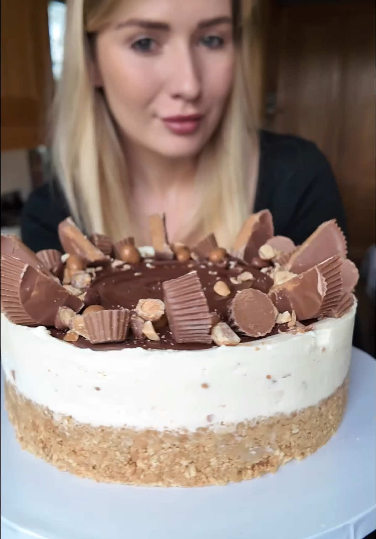 Reeses Lovers … A Reeses style cheesecake 😍 creamy sweet cheesecake meets salty chocolate .. it’s a match made 🤤 @Reeses  For my recipe inspo visit my website and check out my video tutorials or join me at bakers academy for more recipes and exclusive access🧡  #recipeshare #cheesecake #reesescheesecake #reeseslover #reesespieces #reesespeanutbuttercups #fun #nobakecheesecake #EasyRecipes #creative #delicious #food #FoodLover #dessert #dessertideas #dessertrecipe #cakestyle #perfection #taste #luxurycakes #sarahscakecompany #Foodie #foodblog #cakedecorating #baking #foryou #FoodTok #desserttok #fyp #cakerecipes #summerrecipes 