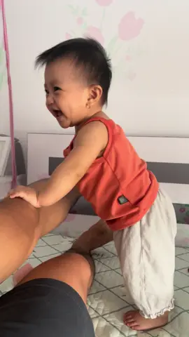 Con gái đang tập đứng ạ 