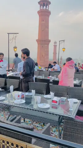 Lahore kis kis ka favourite hai #haveliresturantlahore #lahore #nomikhanswati #foryou #007 #rooftop #badshahimosque #lahore 