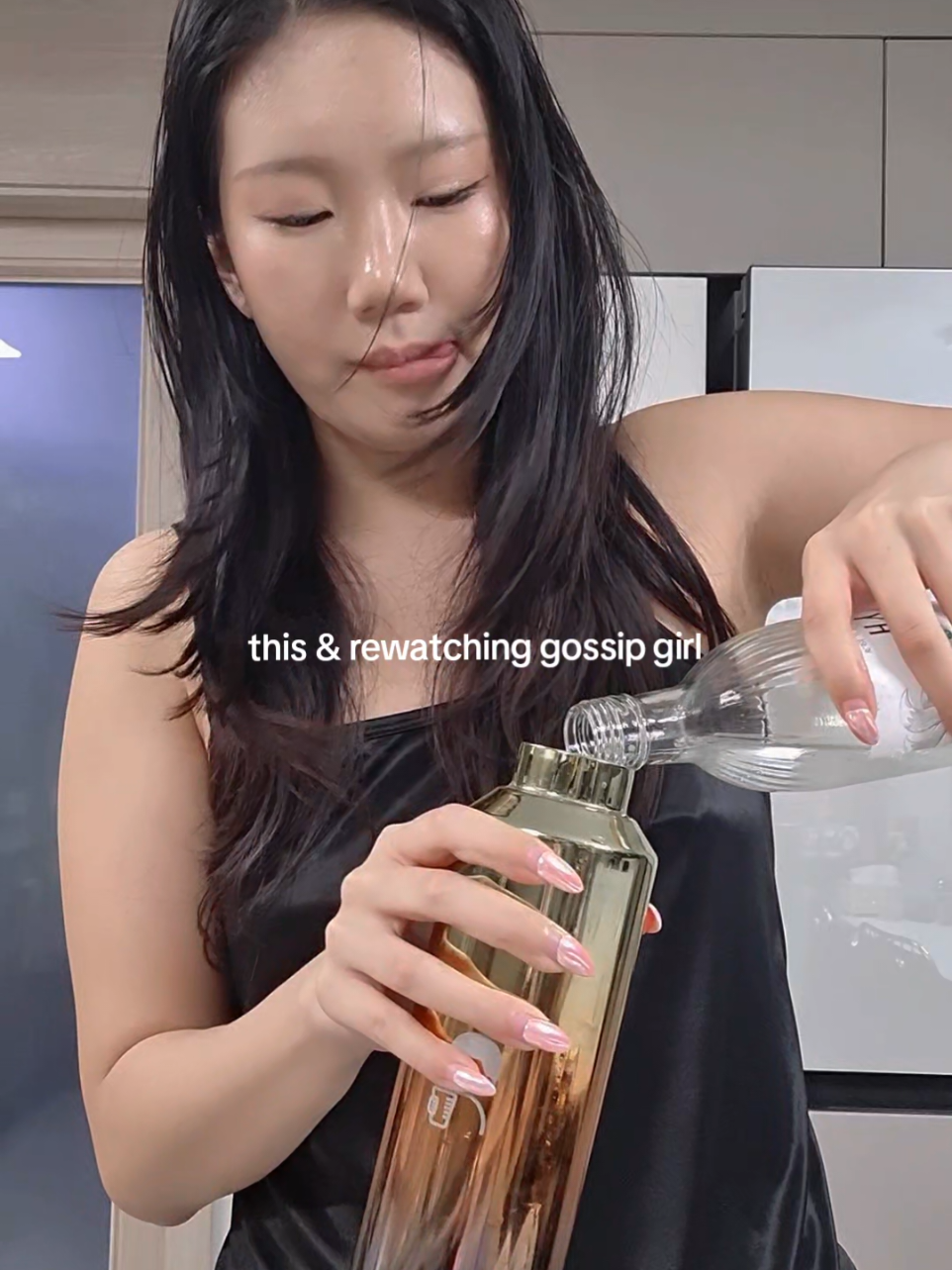 my dirty soju martini 🤍🍸 #girlythings #martini #soju #sojucocktail #dirtymartini #gossipgirl #relatable #StressRelief 