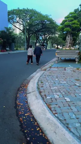 Nay đi thể dục, gặp được hai ông bà. Nhìn ông bà nắm tay nhau đi bộ, chắc rằng ngày xưa hai ông bà yêu thương nhau lắm lắm luôn !