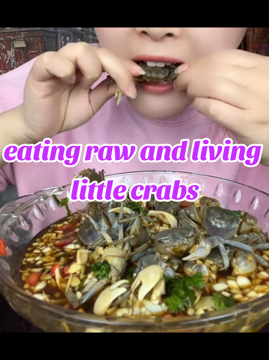 eating raw and living little crabs #mukbang #food #newyorkcity #mukbangeatingshow #foodtiktokfood #rawfood 