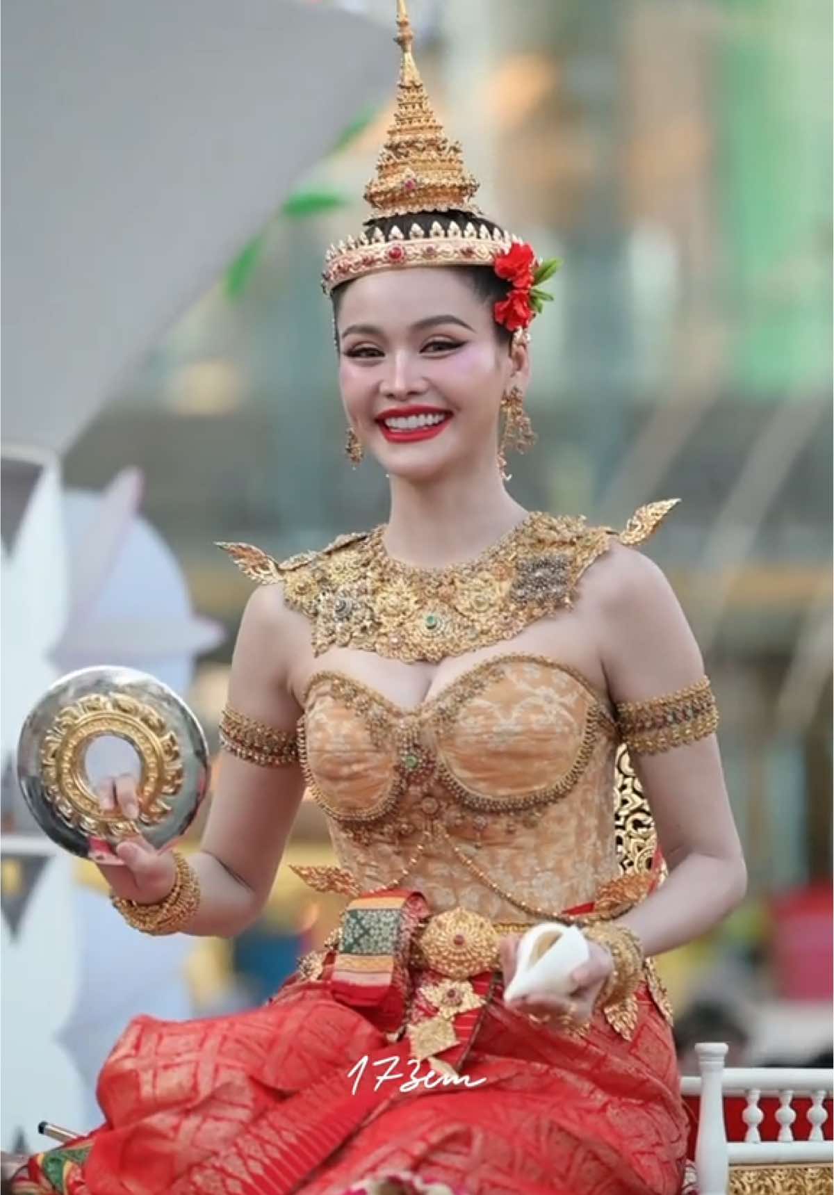 สวยลอยที่แท้จริง🤎 @ENGFA #อิงฟ้าวราหะ #อิงฟ้ามหาชน #EngfaWaraha #อิงฟ้า #ENGLOTxICONSIAM 