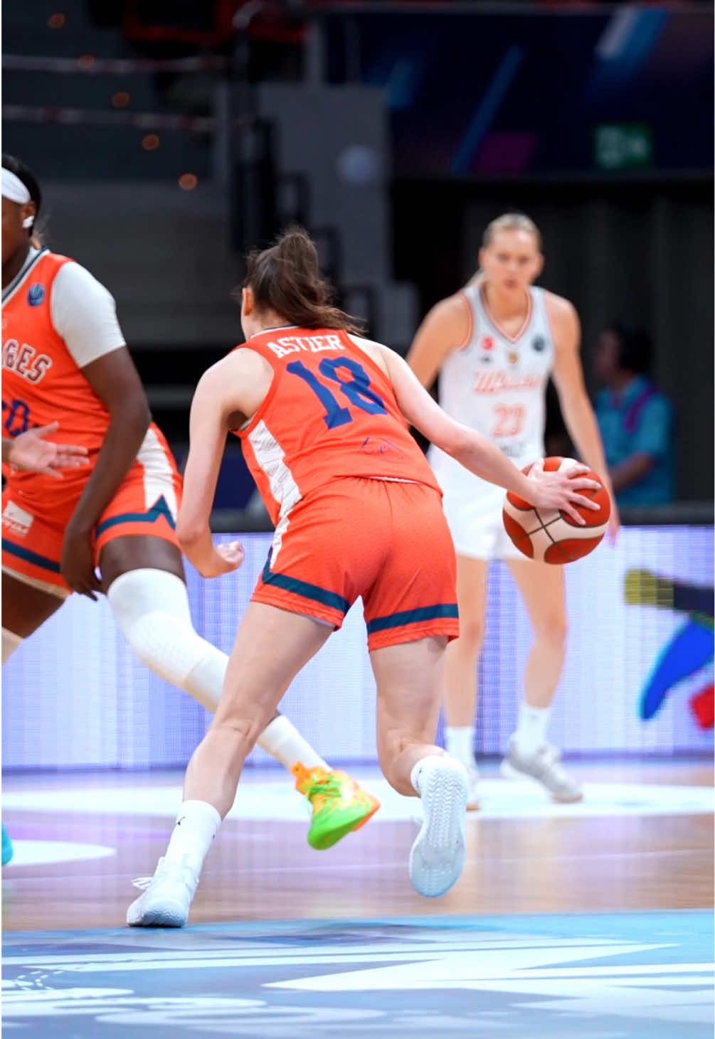 On the mark 🎯 #EuroLeagueWomen #basketball #womenbasketball #paulineastier #splash #bucket @Pauline.astier @BourgesBasket 