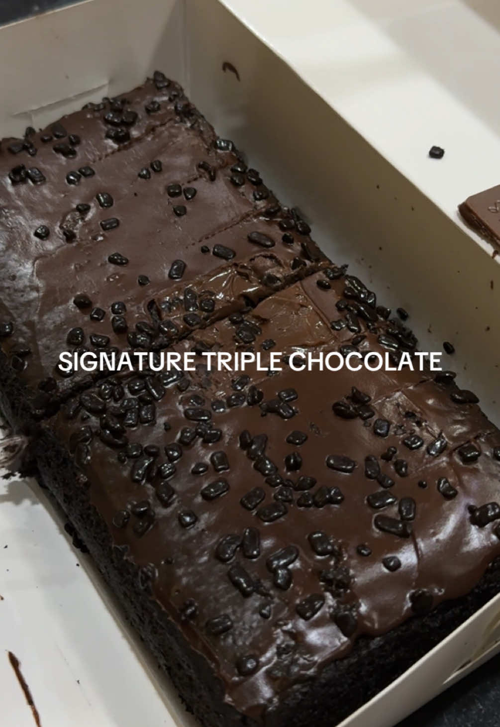 Yang MAU Signature Triple Cohocolate, Komen sekarang👇🏻#lapiskukuspahlawan #oleholehsurabaya #kulinersurabaya 