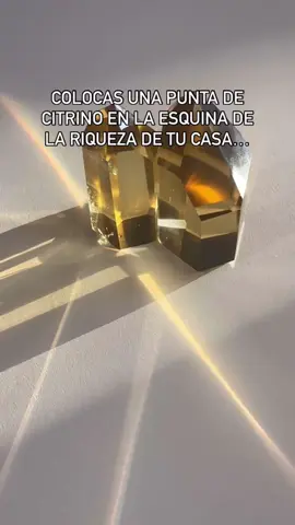 ¿Sabías que colocar una punta de citrino en la esquina de riqueza de tu casa puede atraer buena suerte a todos los que vivan allí? 💛✨ Para encontrar la esquina de la riqueza, simplemente colócate delante de la puerta principal de tu hogar (desde dentro), mira hacia el interior, y ubica el punto más alejado a la izquierda. ¡Esa es la zona de la abundancia! Coloca tu citrino allí y deja que la energía positiva fluya. 🌟  ¡Pruébalo y cuéntame qué cambios notas! 🙌  #verdevela #verdevelaminerales #mineralesverdevela 