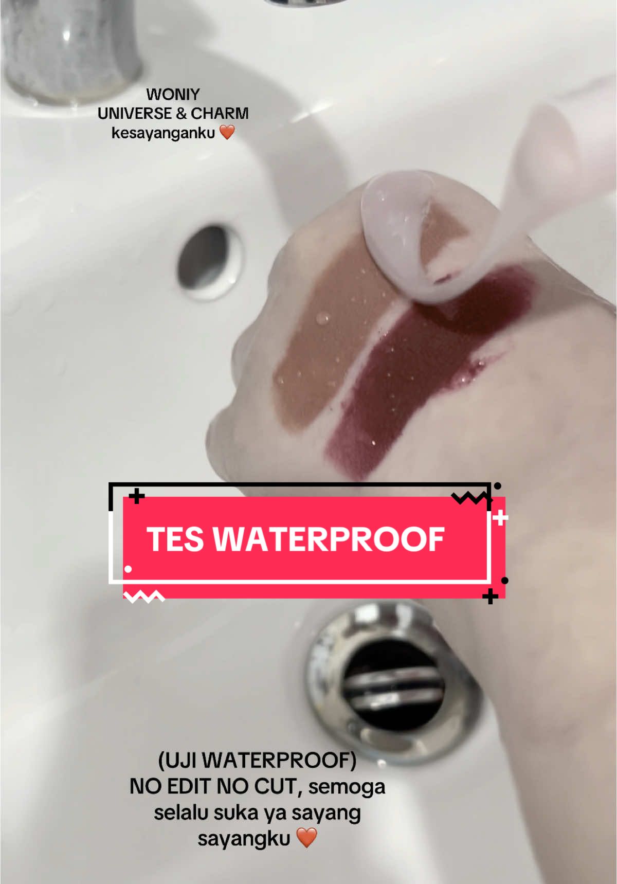 baru selesai live mau hapus bekas swatch an di tangan 🥰 jika memudar setelah beberapa kali makan minum , itu pasti, karena ini bukan cat tembok 🥰 namun formula yang kami berikan sudah rich hydrate agent & lembut jadi tidak bkin bibir kaku, tidak bikin hitam , tidak oksidasi & nyaman dipakai seharian ❤️ #lipstaiwoniy #woniy 