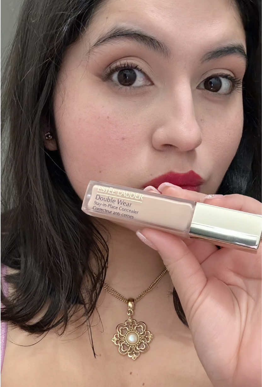 The Double Wear Stay-in-Place 24-Hour Concealer from @Estée Lauder 💙 ✨ Medium to full coverage ✨Natural matte finish  ✨ A lot of shades available. Any questions? Let them in the comments. Get yours here in the #tiktokshop  #concealer #esteelauder #esteelauderdoublewear #ugccontentcreator #ugcmakeup #ugcpregnantcreator #ugcakincare #ugcusa #ugcbilingual #skeepers #gifted #complementary 
