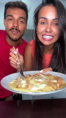 Se você quer emagrecer, precisa fazer essa receita! Ela é prática, rápida e perfeita pra congelar e montar marmitas. Rendeu 2 porções bem servidas! Ingredientes da proteína: 	•	300g de patinho em cubos 	•	1 col. cheia de chimichurri defumado 	•	Páprica defumada e sal a gosto 	•	Tomate e cenoura (use os vegetais que quiser: abobrinha, brócolis, etc.) Purê cremoso: 	•	280g de batata inglesa cozida 	•	1 col. de mostarda 	•	Pimenta calabresa a gosto 	•	Um pouco da água do cozimento 	•	Finalize com 1 fatia de muçarela por porção Modo de preparo: está no vídeo! Macros por porção: 	•	Calorias: 395 kcal por porção e rendeu 2 	•	Proteínas: 34g 	•	Carboidratos: 24g 	•	Gorduras: 18g Já salva pra fazer e depois me conta o que achou!🫶🏻