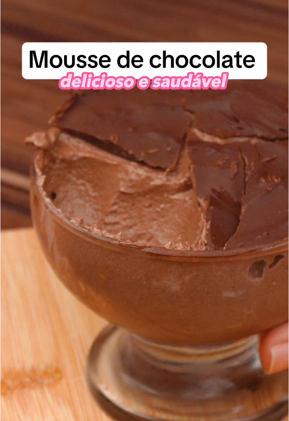 MOUSSE DE CHOCOLATE  CROCANTE SUPER FÁCIL E SAUDÁVEL  Ingredientes: 200 g de Iogurte natural desnatado 2 c.s. Cacau em pó 70%  1 c.s. Leite em pó desnatado  15 g Chocolate amargo derretido  #receitasaudável #receitasimples #sobremesa #dicadanutri 