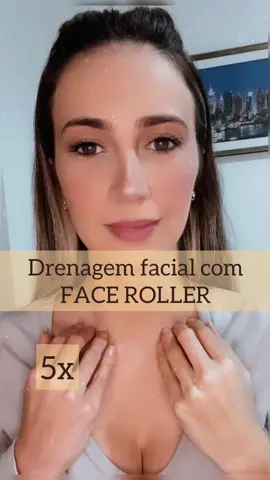 DRENAGEM LINFÁTICA FACIAL COM FACE ROLLER.  A drenagem linfática facial desincha, melhora a circulação, aumenta o tônus da pele, hidrata e ainda ajuda a fechar os poros abertos. Para fazer a autodrenagem facial  use um hidratante facial neutro ou um óleo de massagem. A ideia é fazer os movimentos sempre no sentido do centro do rosto para as laterais, porque é atrás da orelha que se encontram os gânglios linfáticos que ajudarão eliminar os líquidos retidos. Deslize o roller com movimentos lentos e pressão mediana (nem tão suave, nem tão pesado que possa incomodar). Faça primeiro um lado do rosto e depois o outro.  Passo a passo:  1. Abra os gânglios que se encontram na saboneteira (clavícula) e próximo a orelha, faça 5 bombeamentos em cada um,  2. Espalhe o seu creme ou serum de sua preferência  3. Comece drenando o pescoço no sentindo de cima para baixo, 5x  4. Deslize do queixo sentido a orelha 5x  5. Corra o roller da lateral do nariz até a orelha por 5x 6. Com a parte menor do roller, repita o movimento de deslizar na lateral do nariz e na parte interior dos olhos até a orelha. 5x  7. Na testa rolê para cima 5x e depois deslize até a clavícula 3x. 