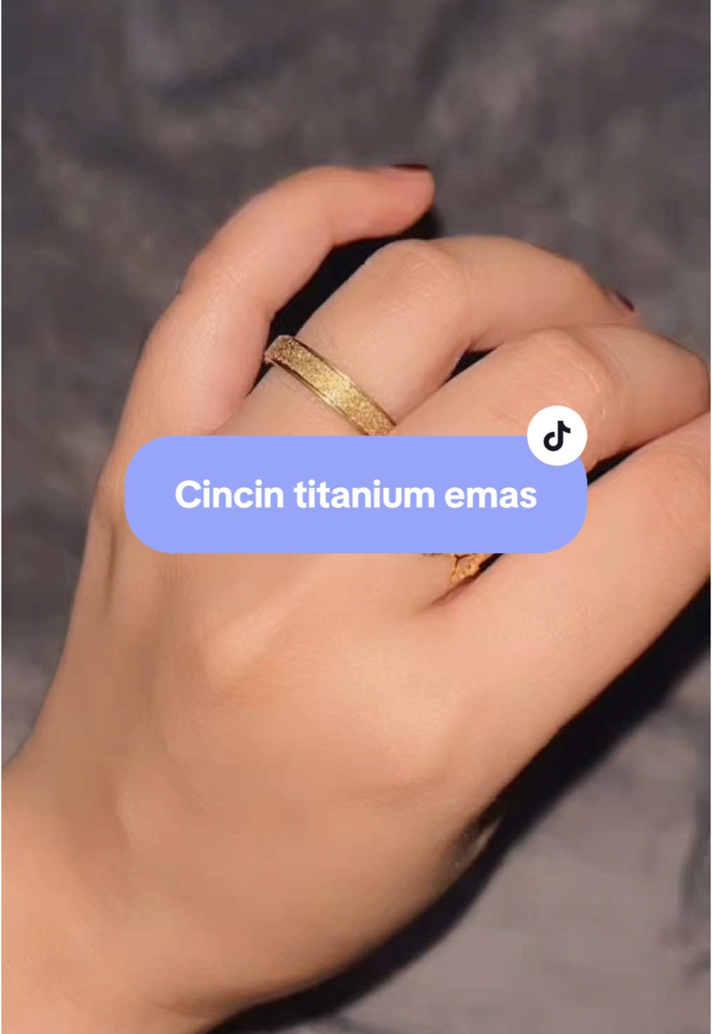 Apaaa nii cincin emas titanium pun dah akan akan emas ni 😤 boleh bawak basahan lagi 😖terus tengelam emas tulin dijari tengah😫 #affiliate #cincintutanium #cincincantik #tiktokviral #fyp 