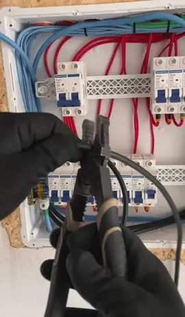 Crimpagem realizada pelo alicate garante uma conexão e confiável entre o cabo e o terminal tubular. . . . #eletricistaprofissional⚡ #terminal #conexoes