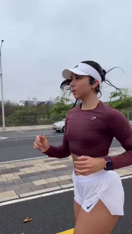Como me encanta salir a correr 🏃🏽‍♀️💜 10km con serenito 🌧️ esto de correr lentoooooo a un pace entre 7:30 - 8 ha sido todo un arte en mi vida🤭 Que difícil ha sido para mí poder mantenerme “tranquila” cada kilómetro. Ya puedo decir, que me lo disfruto, que cada paso que doy ya no es con agonía jaja sino que puedo respirar y de verdad disfrutar ese momento. Iba tan lento que regi caminando me saco el video😂  Sumando kilómetros para las aventuras que se vienen💜💜 Feliz viernes 💕💕 . . . . . . . . . . . . . #gymmotivation #fit #Fitness #fitgirl #fitlife #fitfood #fitnessmotivation #fitnessmodel #workout #runner #Running #runnersworld #runningmotivation #runnersofinstagram #runnerslife #runchat #runhappy #instarunners #trailrunning #trailrun #trail #run #fitnessaddict #fitfam #gymtime #bodybuilder #bodytransformation #bodybuilding #gymencasa #yoentrenoencasa 