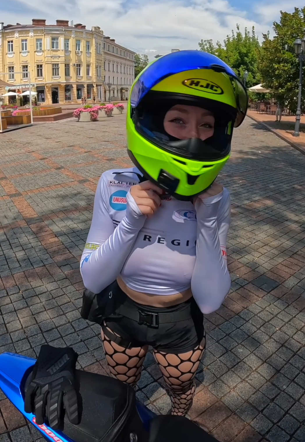 Часть 2. Прокатил ТАНЦОРШУ на мотоцикле..🏍️😅 Шлем конечно, на три размера больше, но вариантов нет..😳 #bikelover #motovlog #мотоконтент #bikelife 