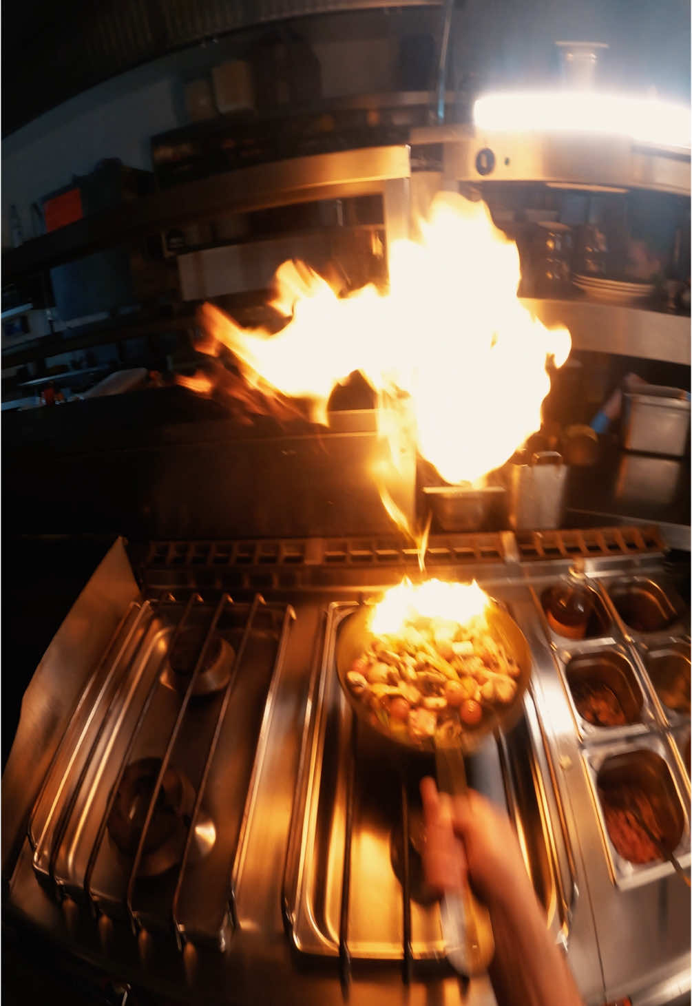 He almost set the camera on fire. 🔥😂 . Tagliatelle mit Lachsfilet 🍝🐟 . #food #foodvideography #cooking #seafood 