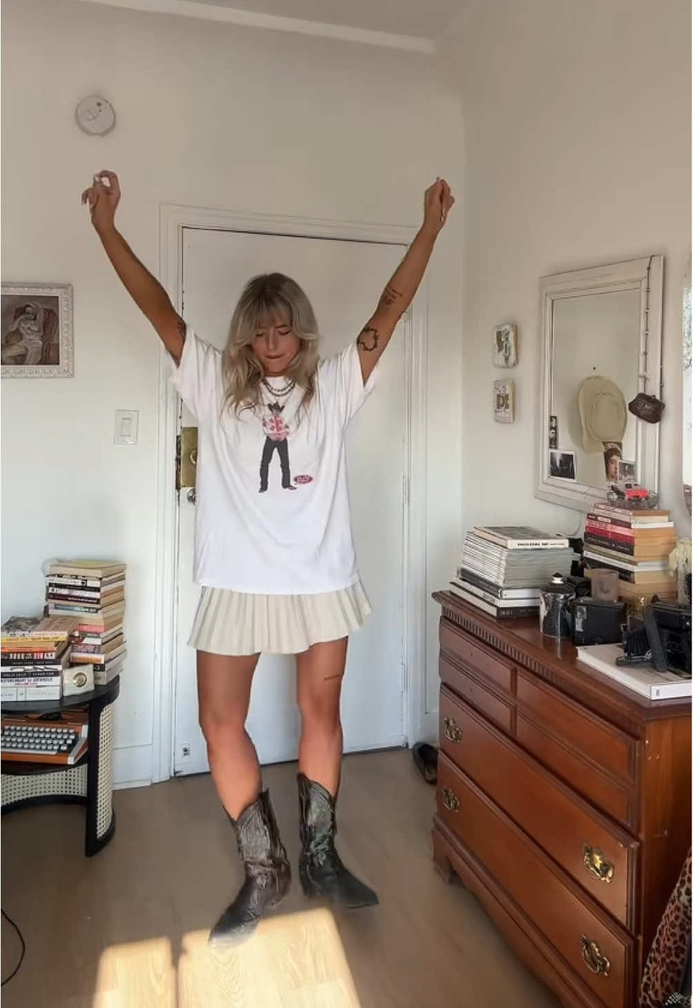 revisiting some more looks from the archive ☕️☕️ #OOTD #outfitideas #getdressedwithme #whatiwore #70sfashion #cowboyboots #layeringoutfits #layering  