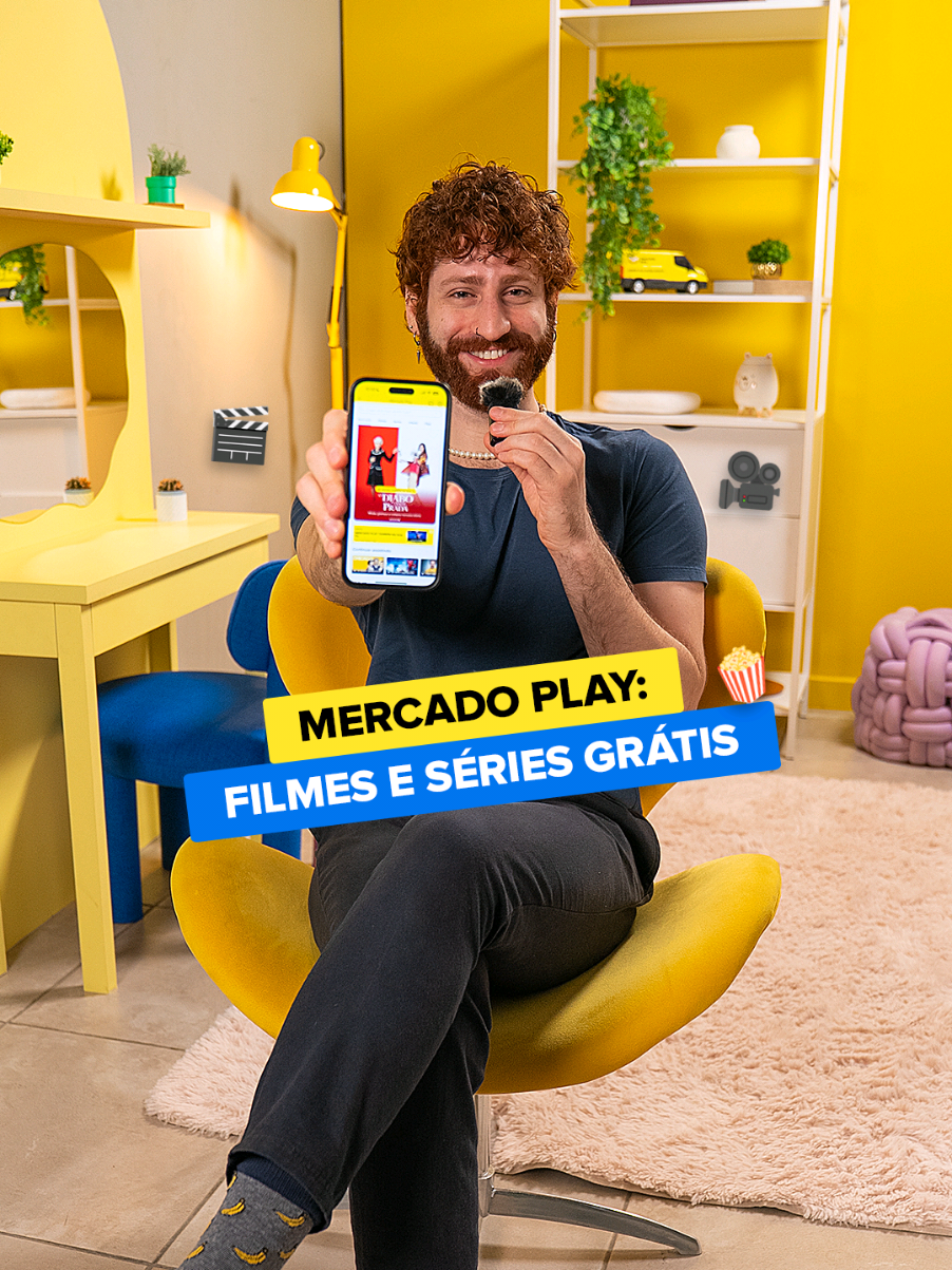 Sabia que tem mais de 2500 séries e filmes gratuitos para assistir no celular ou na sua TV? Só o Mercado Play tem! #DescriçãodaImagem No vídeo, o influenciador Daniel está sentado em uma cadeira e diz 