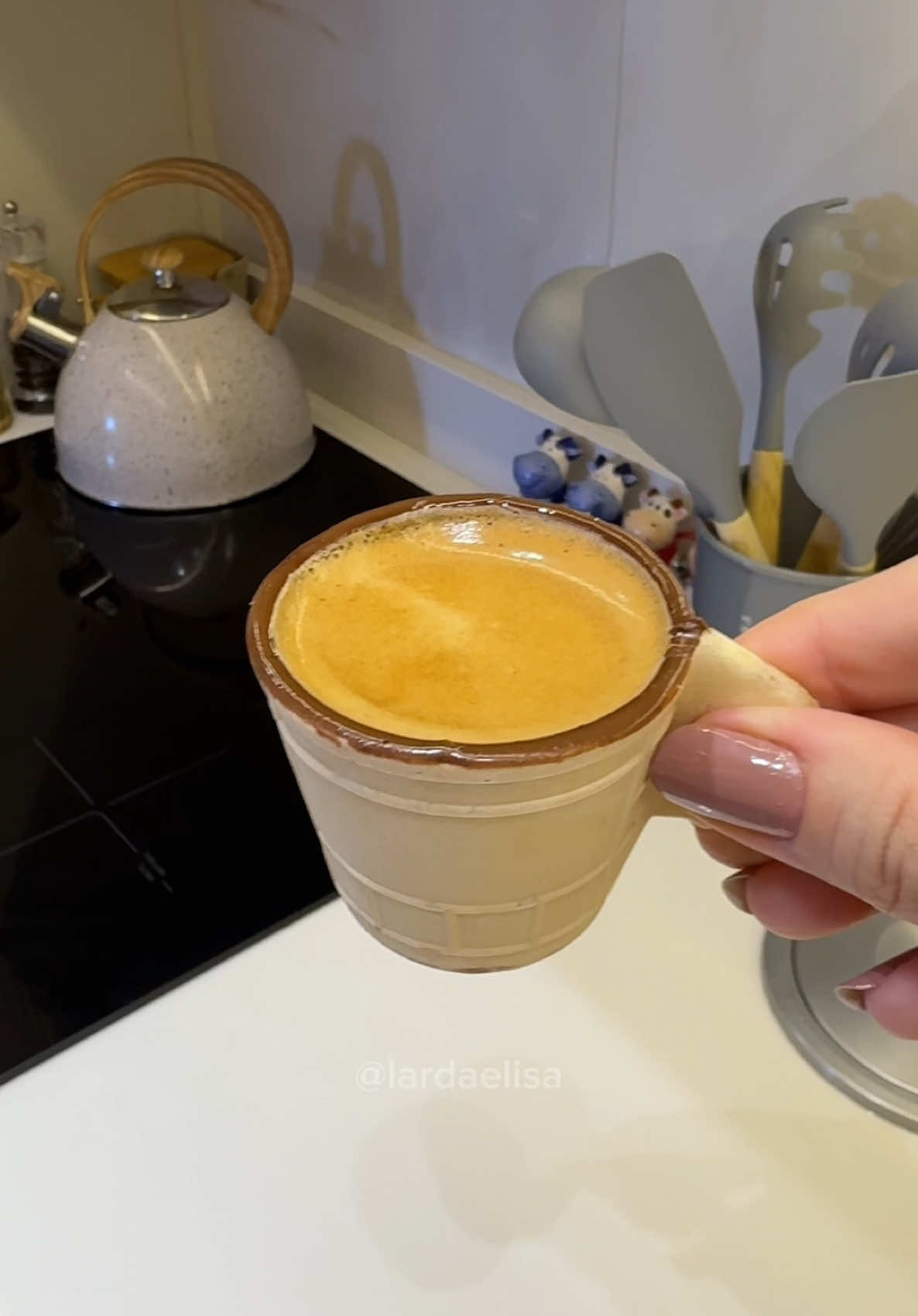 Café na xícara comestível, aceita? Essa xícara é no sabor baunilha e tem borda de chocolate! Id na shopee: BJP-FAZ-HUV 🚨NÃO AUTORIZO OUTRO PERFIL USAR ESSE VIDEO NEM A MINHA IMAGEM.🚨 #comprinhas #comprinhasparaolar #achadinhos #achadinhosparaolar  #shopee #donadecasa #dicasdecasa #vidadecasada #londrina #dicasdolar #achadinhosdashopee #shopee #cafe #asmr #expresso #cafezinho  #londrina #xicaracosmestivel #copinhodecafe #copinhodesorvete #coffeetime #horadocafe 