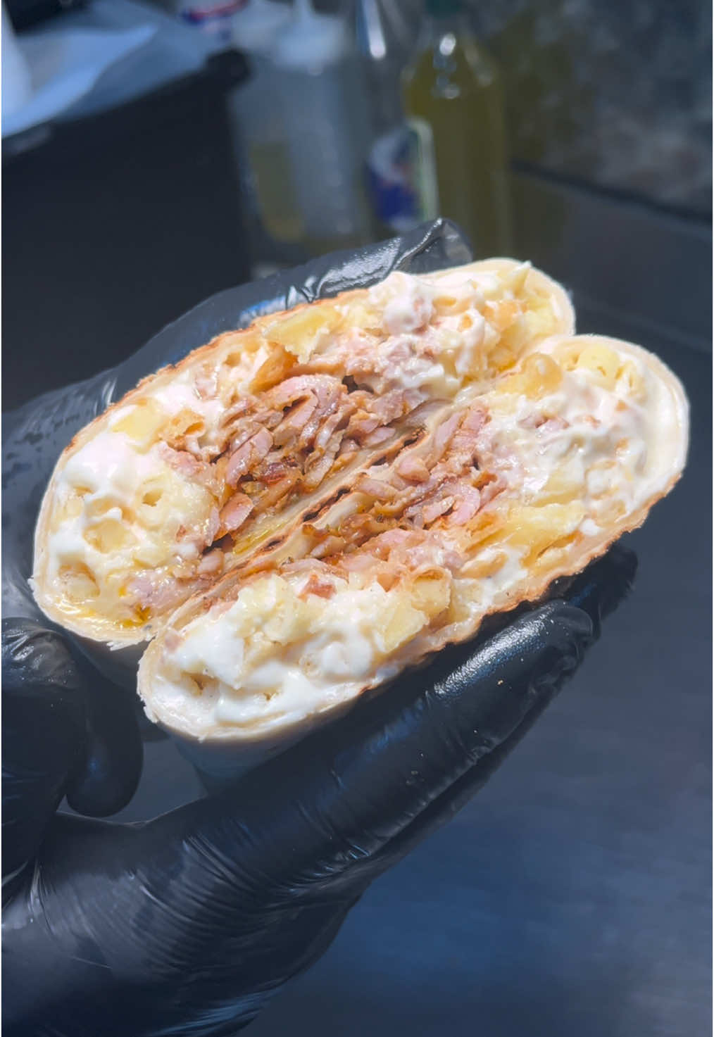 Un taco juteux, généreusement garni de frites et de viandes de votre choix, avec notre irrésistible sauce fromagère maison ! Venez le déguster au Restaurant Anatolie. #cheese #yum #halalfood #asmrfood 