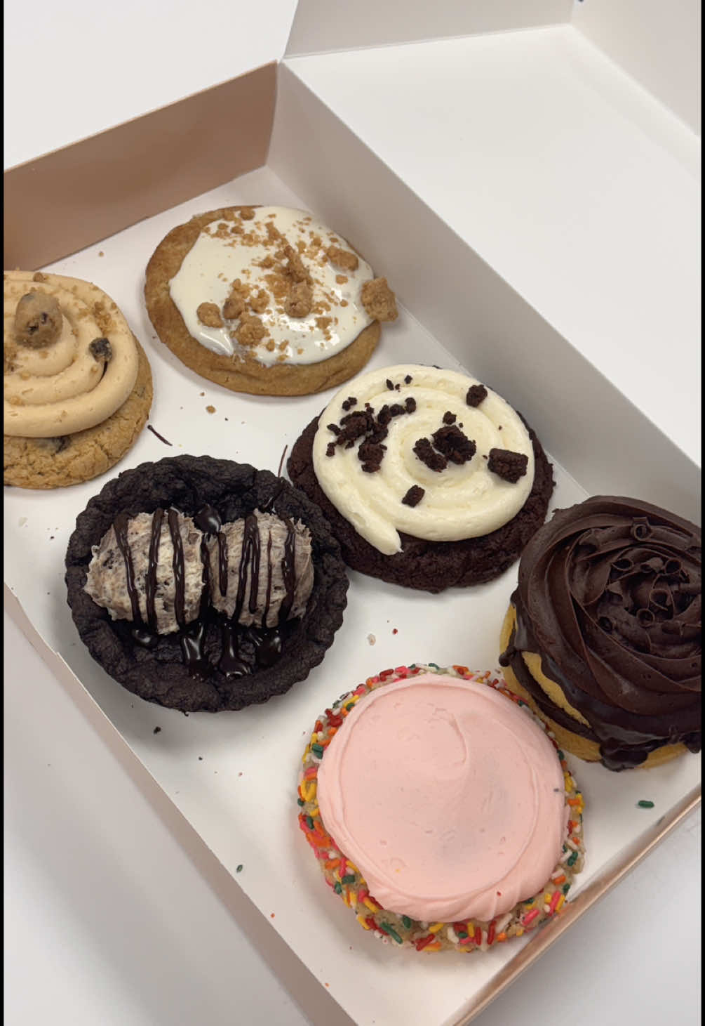 guys I think I can’t breathe (we didn’t even get the kourtney flourless cake we knew it’d be bad) #crumbl #crumblreview #kardashiansjenner #cousins #ga #fyp @shifa @sorfina @zaara_._08 